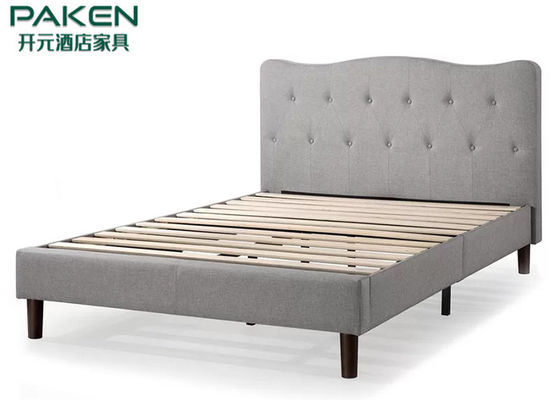 Φουντωτό επικαλυμμένο κρεβάτι ξενοδοχείων πλατφορμών με σχηματισμένα τούφες τα πόρπη Headboard στερεά ξύλινα πόδια